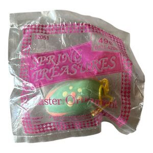 Vintage 1990 Spring Treasures Wooden Green Egg Easter Ornament *New